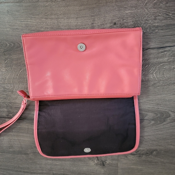 Nine & Co large wristlet - Picture 3 of 5